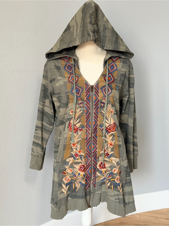 Cait Celeste Tops - Cait Celeste Camouflage Floral Embroidered Zip Hoodie Tunic Sweater Medium GUC